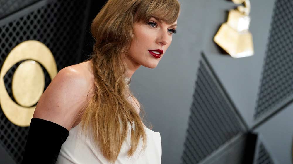 Photographer Accuses Taylor Swift's Dad of Punching Him in the Face on Sydney Waterfront 