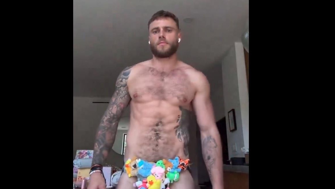 Gay Twitter Roundup: Gus Kenworthy Posting Hole, Chappell Roan's VMAs Moment, and Being HOT-TO-GO for Fall