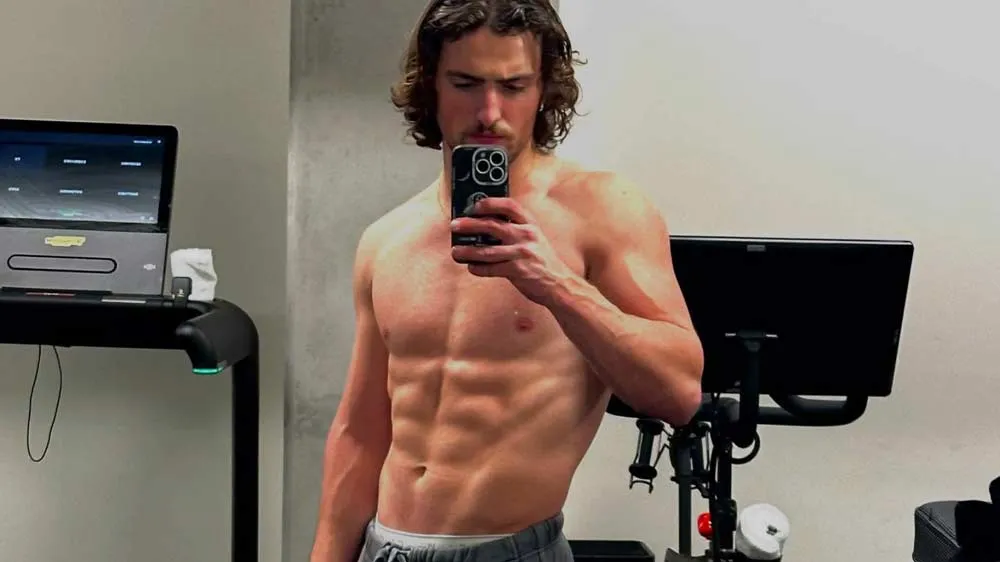 Benson Boone's Latest Gym Selfie Makes Gay Twitter Thirsty